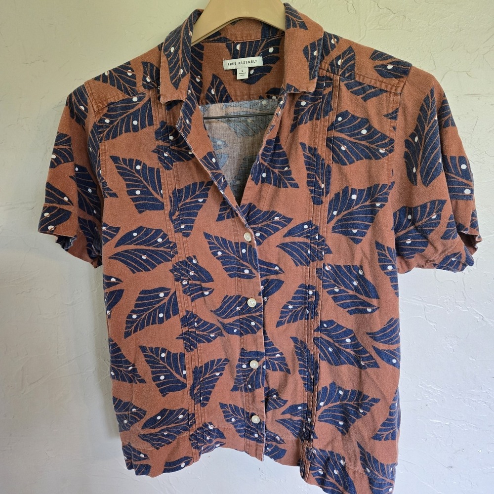 Free Assembly Linen Blend Size L TROPICAL BUTTON Up Hawaiian Shirt Top